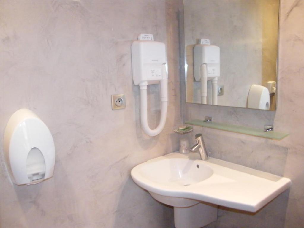 Cit'Hotel Saint-Pierre Viré Zewnętrze zdjęcie