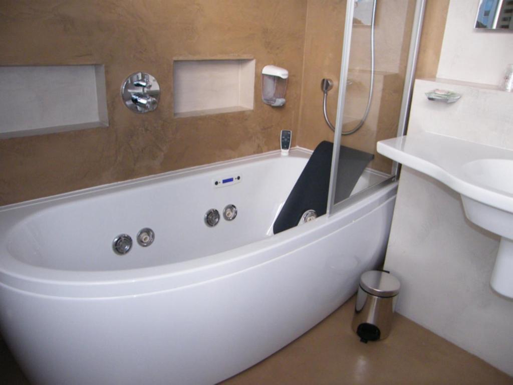 Cit'Hotel Saint-Pierre Viré Zewnętrze zdjęcie